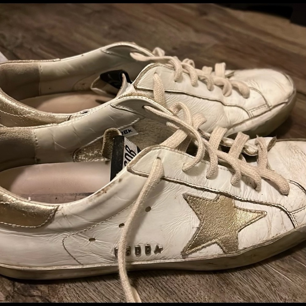 White and gold low top golden goose sneakers in good condition.